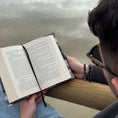 Load image into Gallery viewer, Funda para libros Camo Grey™