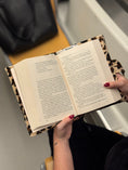 Load image into Gallery viewer, Funda para libros Leopardo Velvet™
