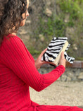 Cargar la imagen en la vista de la galería, Funda para libros Zebra ™
