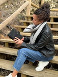 Cargar la imagen en la vista de la galería, Funda para libros Black Leather ™
